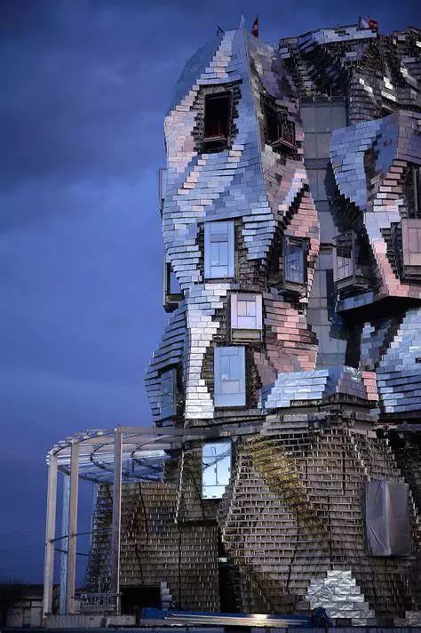 [分享]弗兰克·盖里|5个案例读懂建筑大师解构主义的材料
