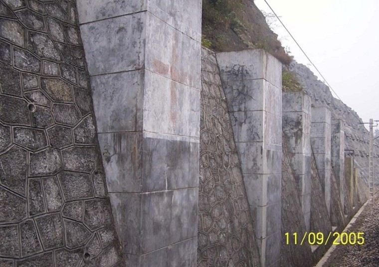 桩板式挡土墙