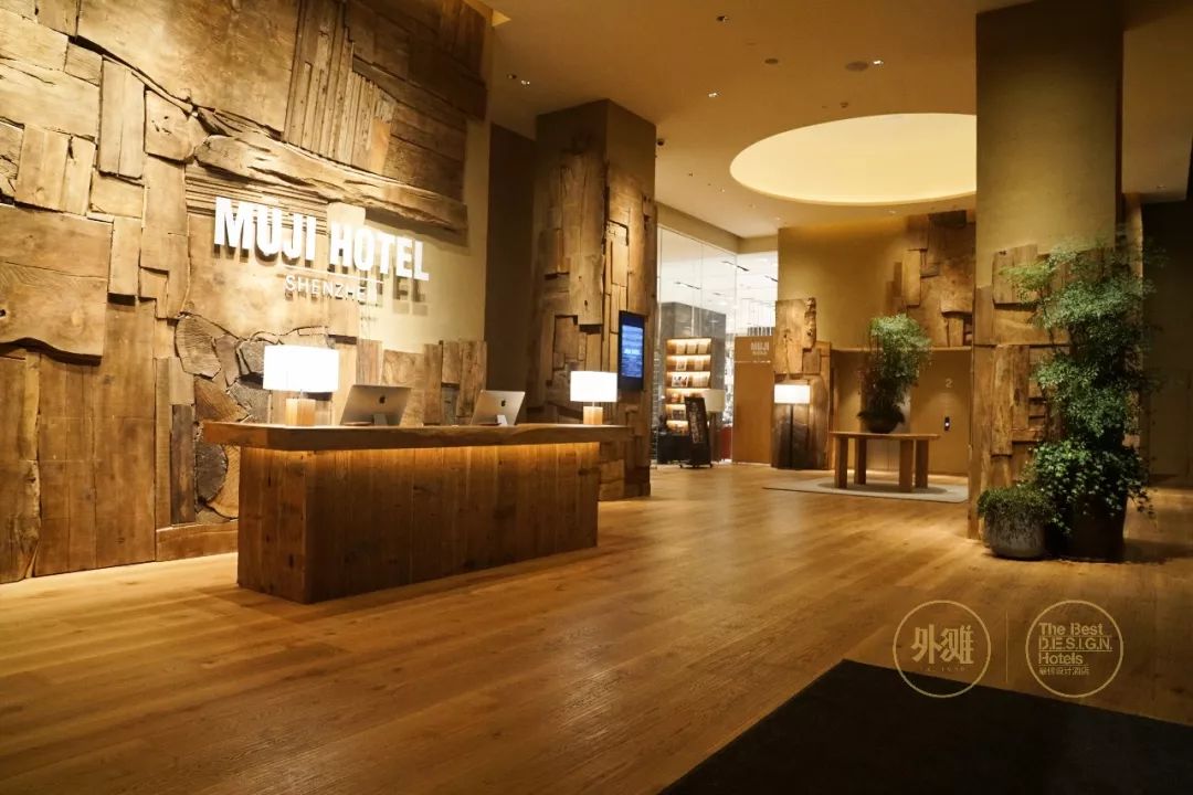 muji hotel 深圳前台与 muji cafe 以玻璃门分割