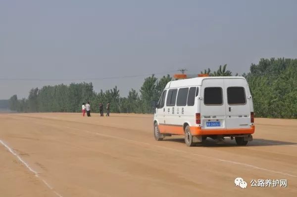 路堑--全部由地面开挖出的路基(又分全路堑,半路堑,半山峒三种形式)