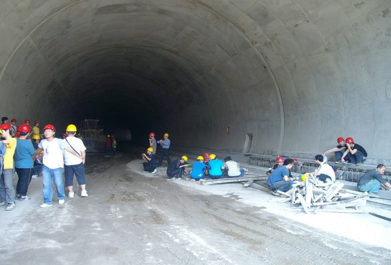 隧道防水隔离层及二次衬砌施工技术