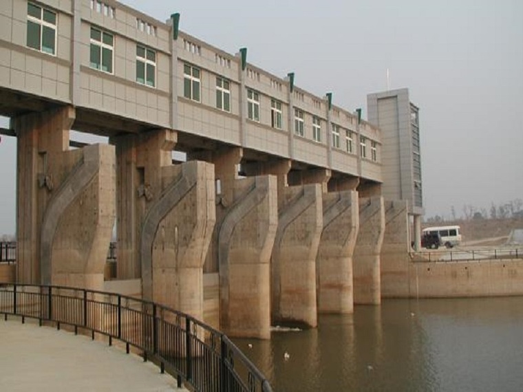 水库蓄水后水位升高,岸坡土体抗剪强度降低,易发生山体滑坡.