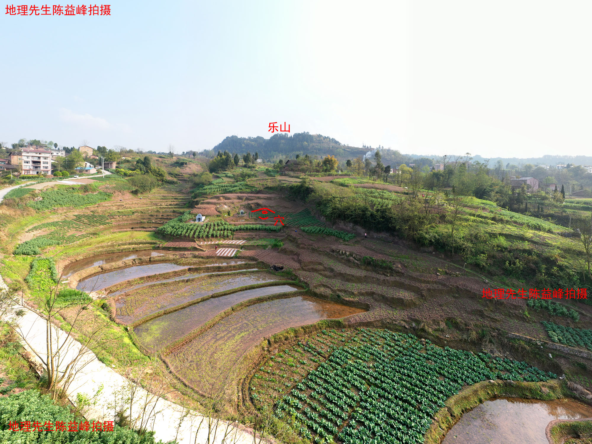 钳中出微乳,乳前吐唇结穴,余毡平坦,穴在狮子的鼻子上,少祖山巨门土为