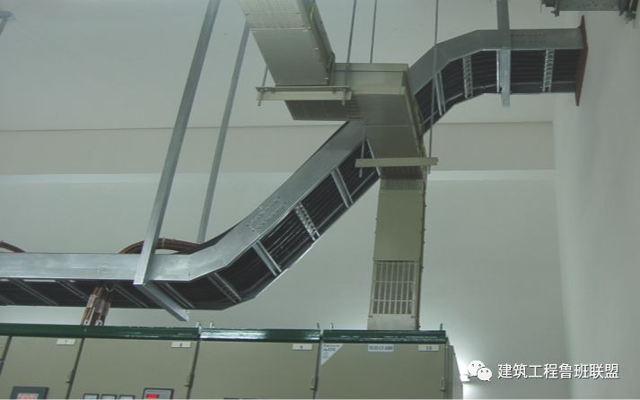 梯架,托盘和槽盒全长不大于30m时,不应少于2处与保护导体可靠连接;全