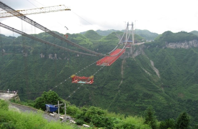 桥跨越生态自然,风景秀丽的德夯大峡谷,峡谷两侧悬崖距离约 1000m,线