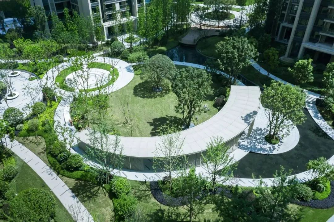 大大小小的圆外离,内含,相交,相切,弧形路径穿插延伸