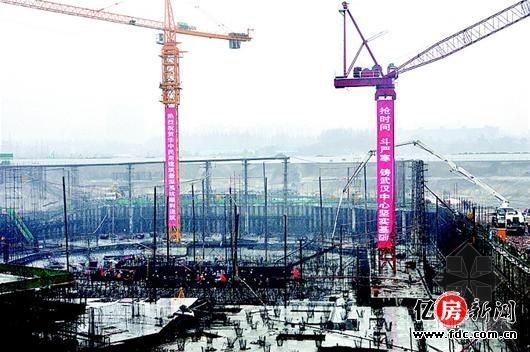 武汉64吨民用塔吊上岗-造价达1500万