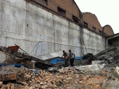 青海西钢某厂房坍塌致3死5伤