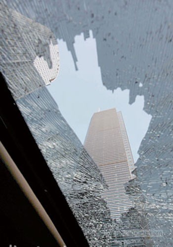 南京某商场玻璃幕墙碎裂4人伤