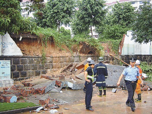 郑州再现挡土墙倒塌事故致2死3伤