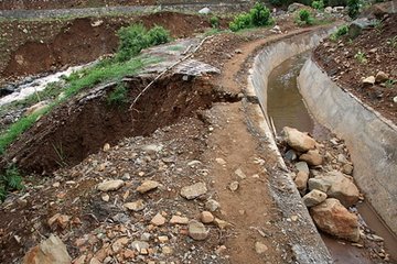 新修水渠垮塌 村民质疑工程质量