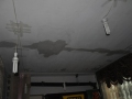 房屋交工后，有一户的房顶严重漏水，成一条线形状，