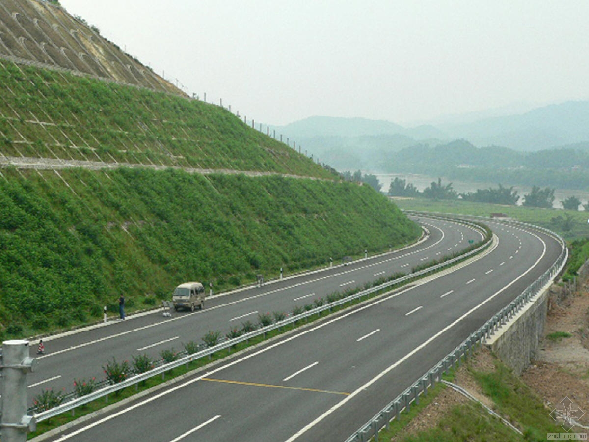 0m(其中中央分隔带2.0m,左侧路缘带2×0.5m,硬路肩宽2×2.