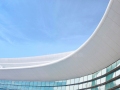 天津滨海机场T2航站楼---从背面安装的蜂窝板系统