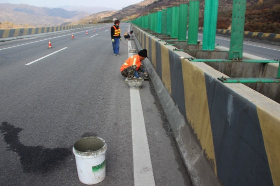 [资料]高速公路桥梁防撞墙防腐处理现场施工方法