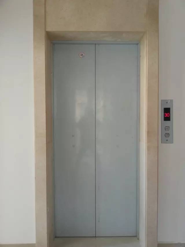电梯门安装可靠,包框线条顺直