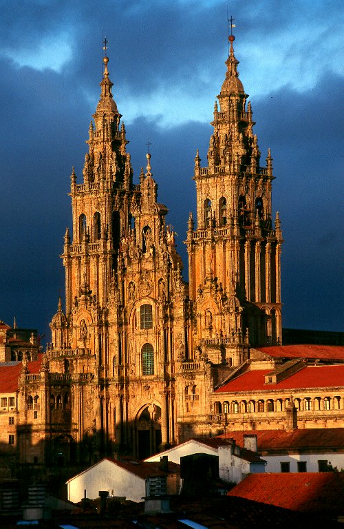 穹顶及木结构   风格:西班牙巴洛克建筑   主要特征:圣地亚哥大教堂是