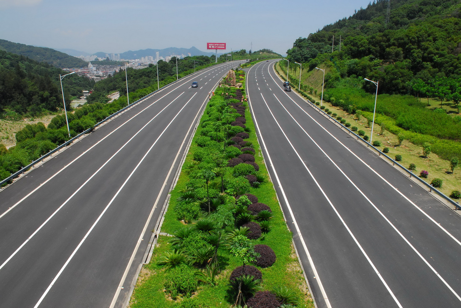 机场高速公路一期现有中分带景观绿化图片