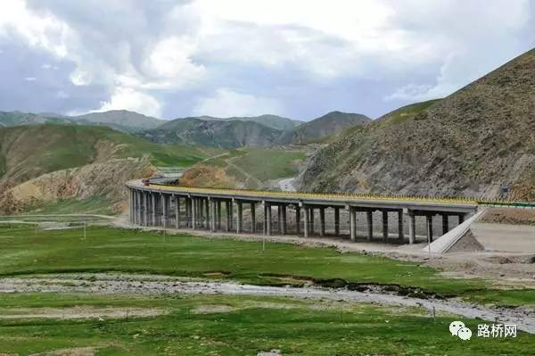 青藏高原多年冻土区建成首条高速公路，今天通车！