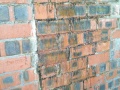 关于烧结页岩多空砖墙遇水后泛出铁锈污染表面的处理方法？