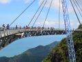 世界最惊险步行桥：125米长花800万，仅靠一根支柱吊在七百米高空