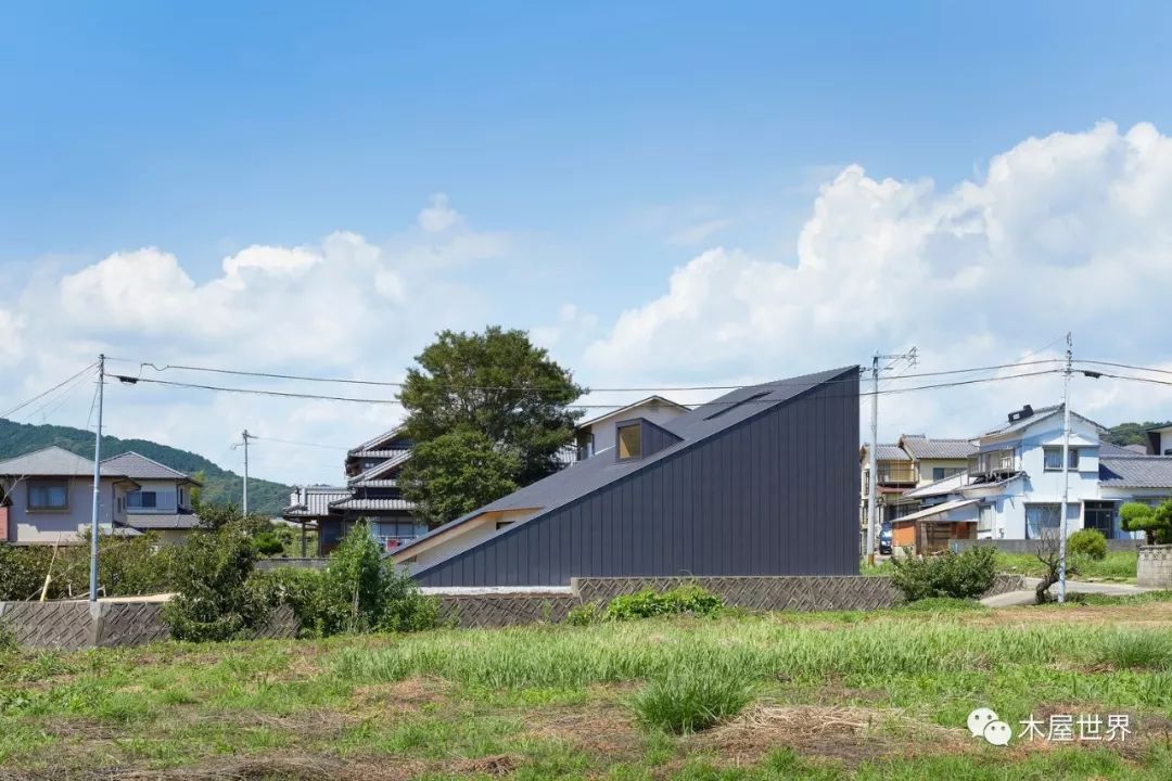 [分享]屋顶也是院子,平地上的斜坡木屋