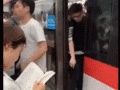 杭州地铁停歪了！乘客夹缝中下车，官方回应：有人启动紧急制动