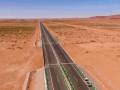 没水没电没信号，世界最长沙漠公路是如何建成的？