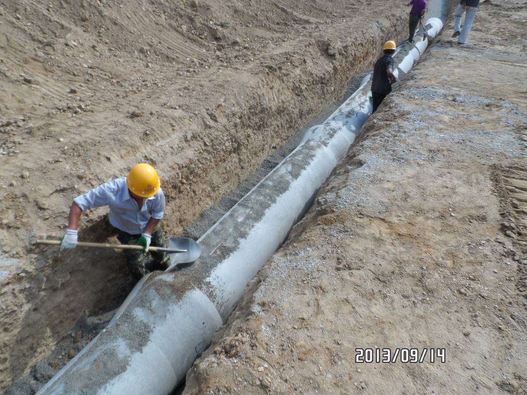 污水管线敷设在道路内侧人行道内,与雨水管道相距1.3m,距离道路中心9