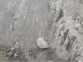 石灰粉煤灰砂砾基层摊铺时粗细料分离是什么原因？怎么处理？