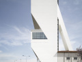 库哈斯为Prada基金会总部设计的白色塔楼——简单体量的不规则变