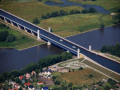 全球最“怪”的五座桥，车在水下行，人在桥上蹦