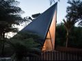 融入自然的建筑：新西兰雨林中的帐篷形度假住宅