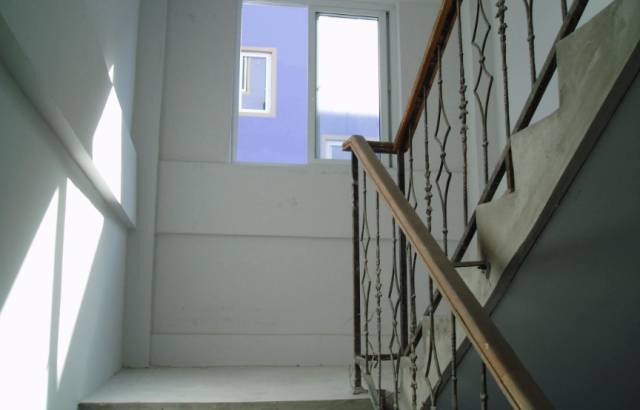 楼梯间应能天然采光和自然通风,并宜靠外墙设置.