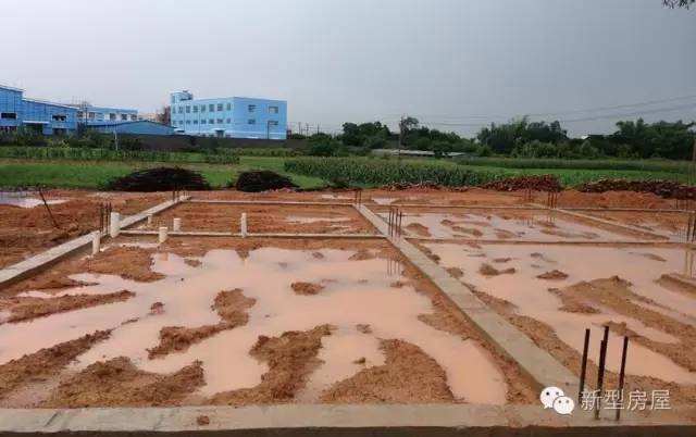 室内地坪填土采用的是"水撼砂"的处理基础,即在地坪上填砂性土后灌水