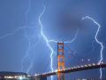 美国加州雷暴瞬间,金门大桥上闪电划破夜空
