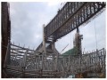 建筑工程施工双向不等高正交钢管桁架分块整体提升技术
