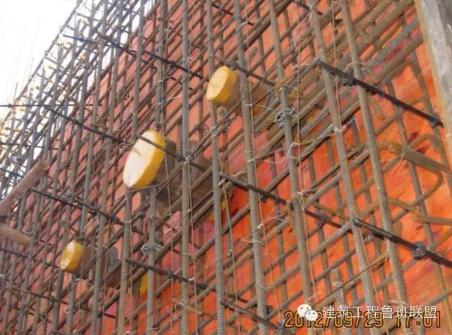 现场表现:砼墙内钢套管预埋效果图,防腐到位,封堵严实,标识清晰.