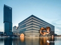 以安藤为例，怎么用做小建筑的手法控制大建筑？