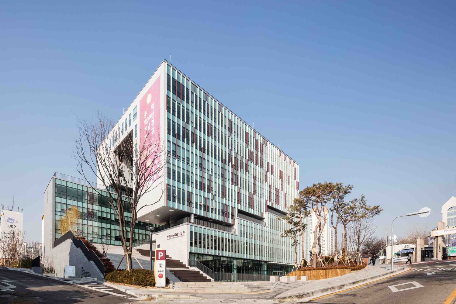 设计形态学资料下载-韩国同德女子大学百年纪念堂