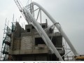 钢结构屋面大型弯弧钢管桁架整体吊装施工工法（图）