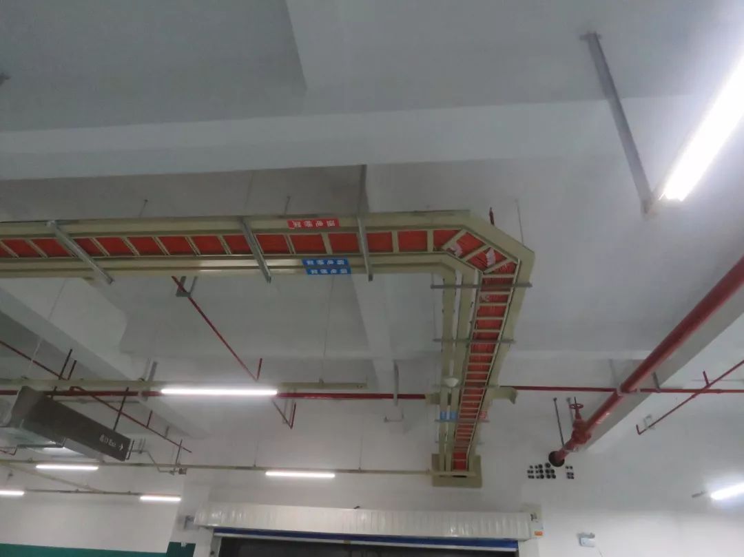 地下室梯式桥架内电缆敷设整齐