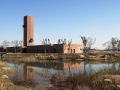 湿地中的红砖塔 / 空格建筑