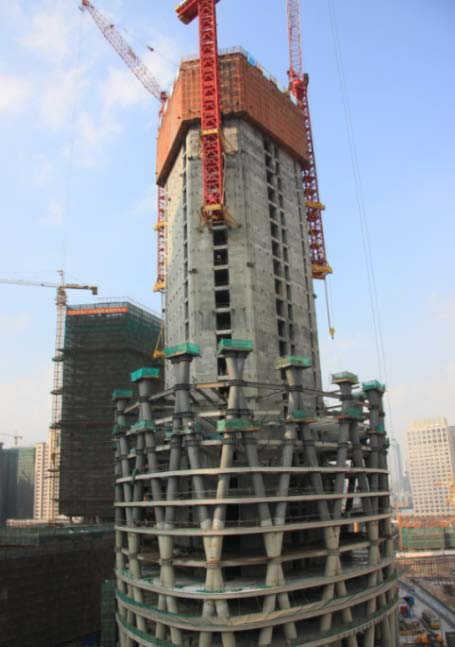 七,超高层建筑的塔吊爬升 塔吊爬升问题是超高层建筑施工中核心问题