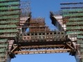自锚式悬索桥主塔顶横梁牛腿支架设计与施工