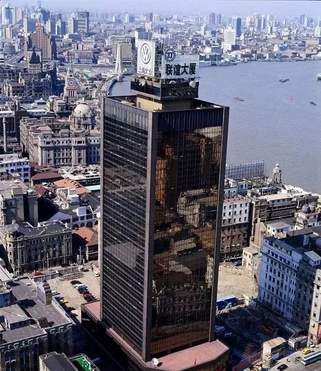 联谊大厦是国内第一座高层涉外商务办公楼,上海第一代的外企白领,就在