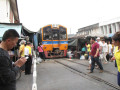 看看泰国的“火车轨道集贸市场”