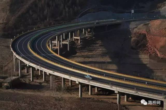 青藏高原多年冻土区建成首条高速公路，今天通车！