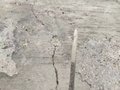 房梁断裂，房内大小裂缝五十多处
