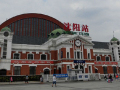 中国沈阳火车站，跟日本东京火车站惊人相似